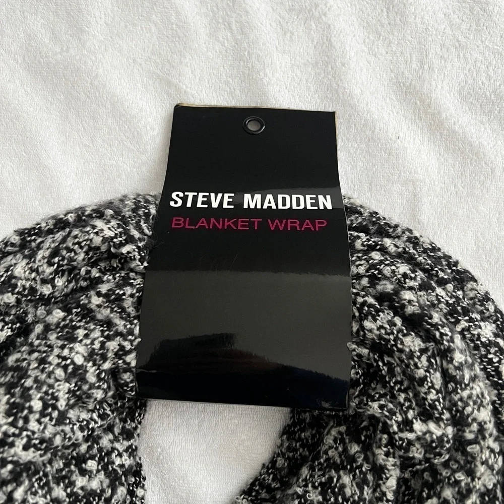 Steve Madden Black/White Blanket Wrap Scarf